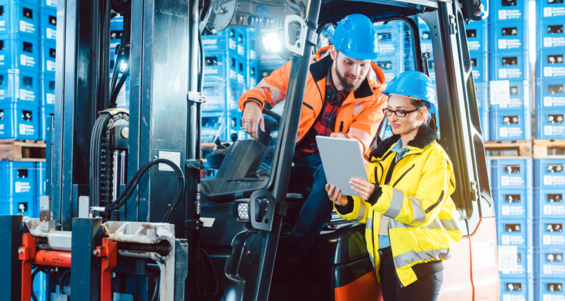 A cena transmite gestão moderna de estoque, logística inteligente e uso de tecnologia digital para controle de processos operacionais.