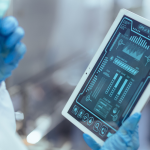 A cena transmite tecnologia, automação e controle de processos industriais, representando o uso de sistemas digitais ou ERP na gestão da produção.