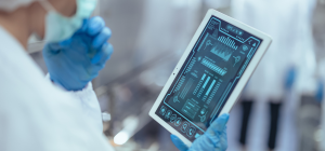 A cena transmite tecnologia, automação e controle de processos industriais, representando o uso de sistemas digitais ou ERP na gestão da produção.