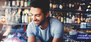 Homem sorridente com avental em um bar, sobreposto por gráficos e elementos digitais que representam dados e tecnologia, simbolizando o uso de informações do consumidor no setor de foodservice.