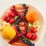 A imagem é uma representação visual criativa e direta do conceito de Nutrigenômica e Nutrição de Precisão, que estuda como a dieta interage com os genes de um indivíduo.