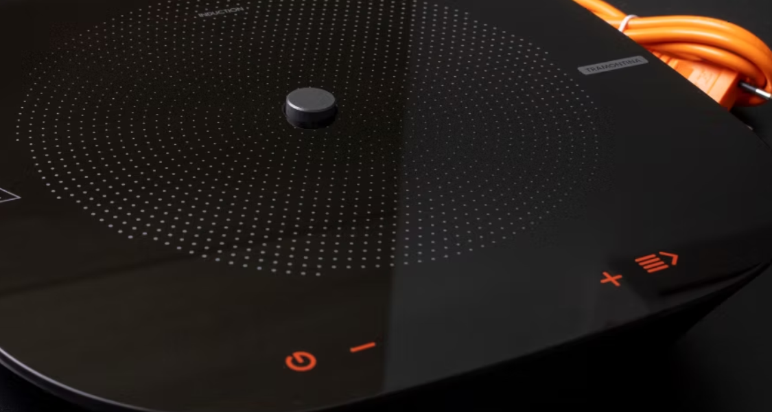 um cooktop (placa de cocção) por indução em um plano detalhado.