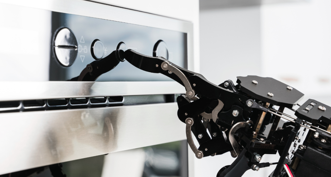 A terceira imagem é altamente conceitual e foca na automação e robótica dentro de uma cozinha inteligente.