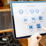 A quarta imagem foca na interface de controle digital e na gestão centralizada de uma cozinha inteligente.