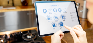 A quarta imagem foca na interface de controle digital e na gestão centralizada de uma cozinha inteligente.