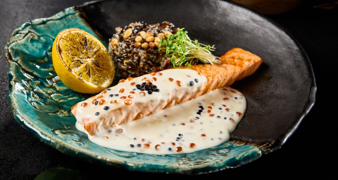 imagem apresenta um prato de alta gastronomia focado em frutos do mar, demonstrando uma técnica de empratamento sofisticada e o uso de ingredientes premium.