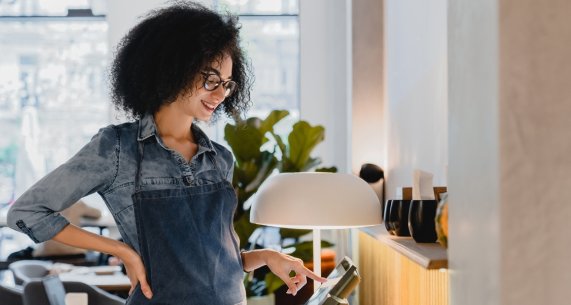 As imagens fornecidas ilustram a integração da tecnologia no setor de serviços, hospitalidade e gastronomia, destacando a transição entre o atendimento humano tradicional e a inovação digital.