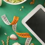 As imagens apresentadas exploram a integração da tecnologia em diferentes contextos profissionais, desde a gestão culinária e o atendimento ao cliente até conceitos abstratos de Inteligência Artificial e saúde nutricional.