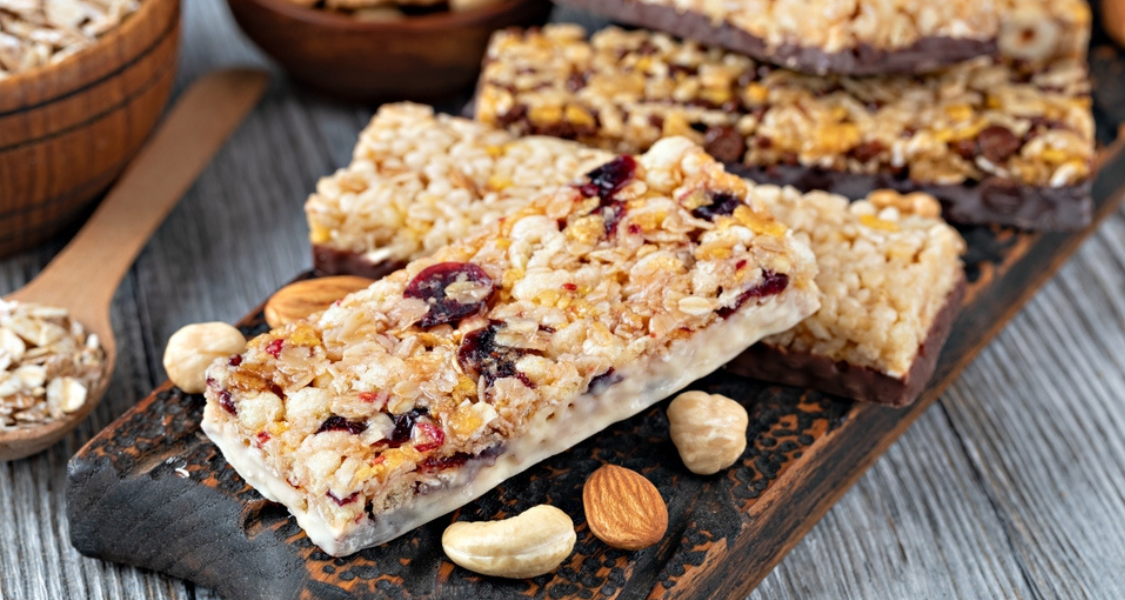 Esta imagem ilustra a convergência entre o atendimento ao cliente, a tecnologia digital e a saúde e bem-estar. Elas exploram desde conceitos abstratos de Inteligência Artificial até a aplicação prática em cozinhas e nutrição.