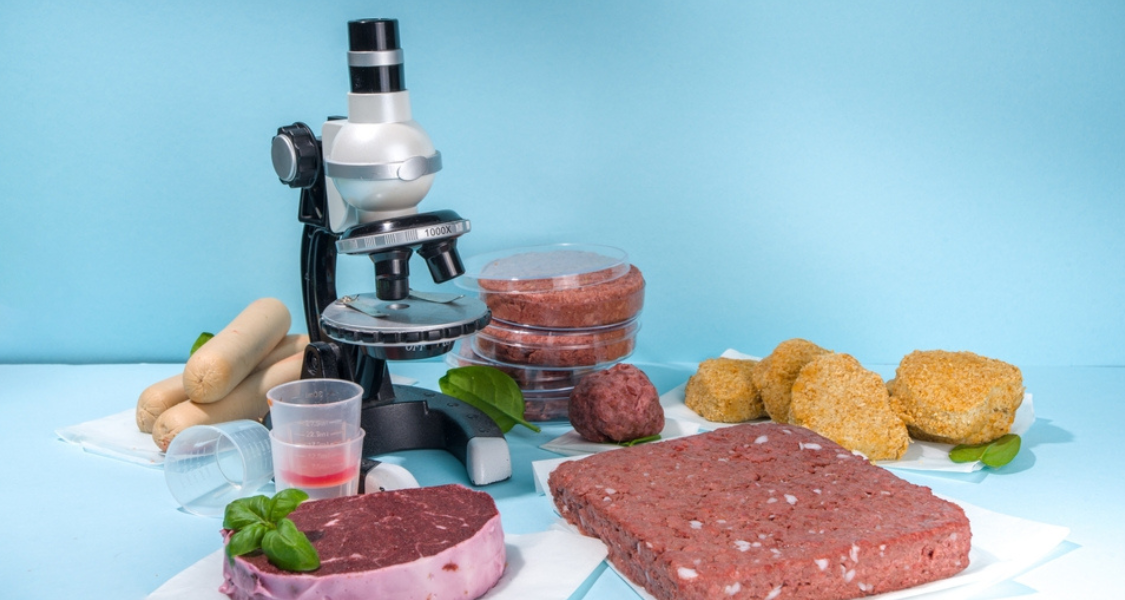 sta foto tem um tema científico e futurista, representando a área de alimentos plant-based (à base de plantas) ou carne cultivada em laboratório.