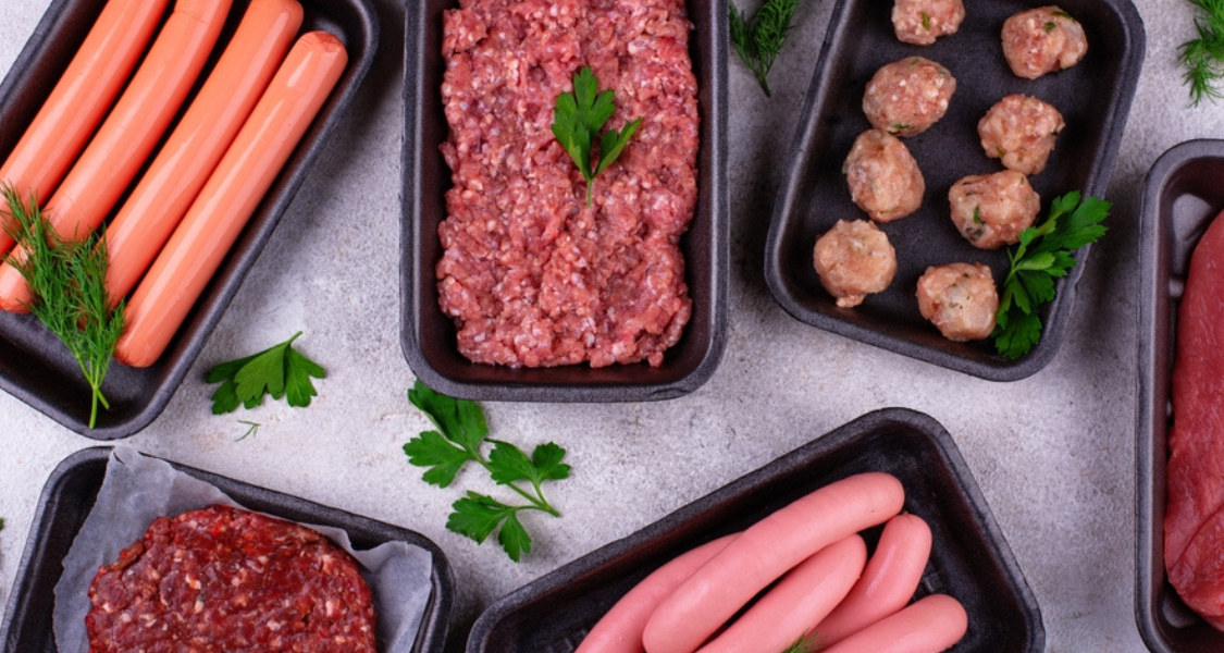 imagem apresenta uma variedade de produtos de proteína animal processados, prontos para o consumo ou preparo final, demonstrando o resultado de uma linha de produção industrial eficiente.