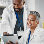 Esta foto retrata um momento de colaboração e análise de dados em um ambiente científico ou de pesquisa.