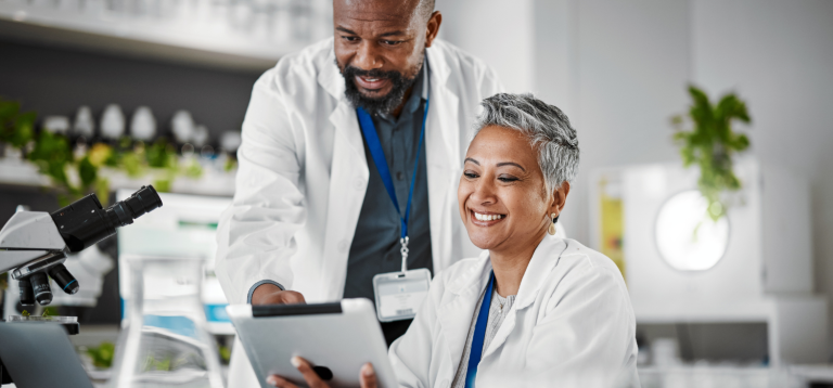 Esta foto retrata um momento de colaboração e análise de dados em um ambiente científico ou de pesquisa.