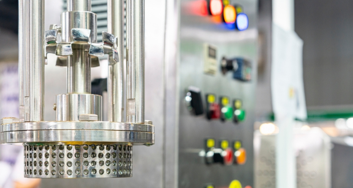 última imagem apresenta o detalhe de uma máquina de envase ou processamento industrial, provavelmente utilizada na indústria de alimentos ou bebidas, destacando a tecnologia de automação e precisão.