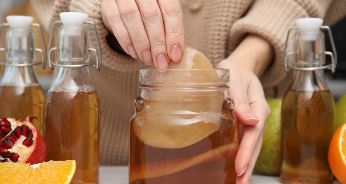 Um frasco com Kombucha sendo fermentada