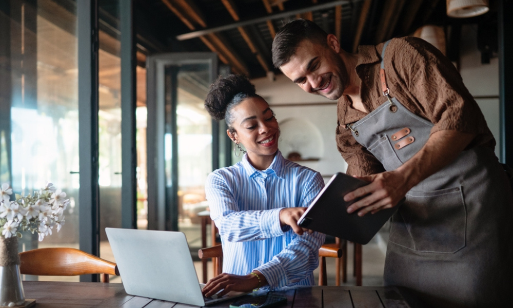 Esta imagem captura uma interação colaborativa e tecnológica em um ambiente profissional.