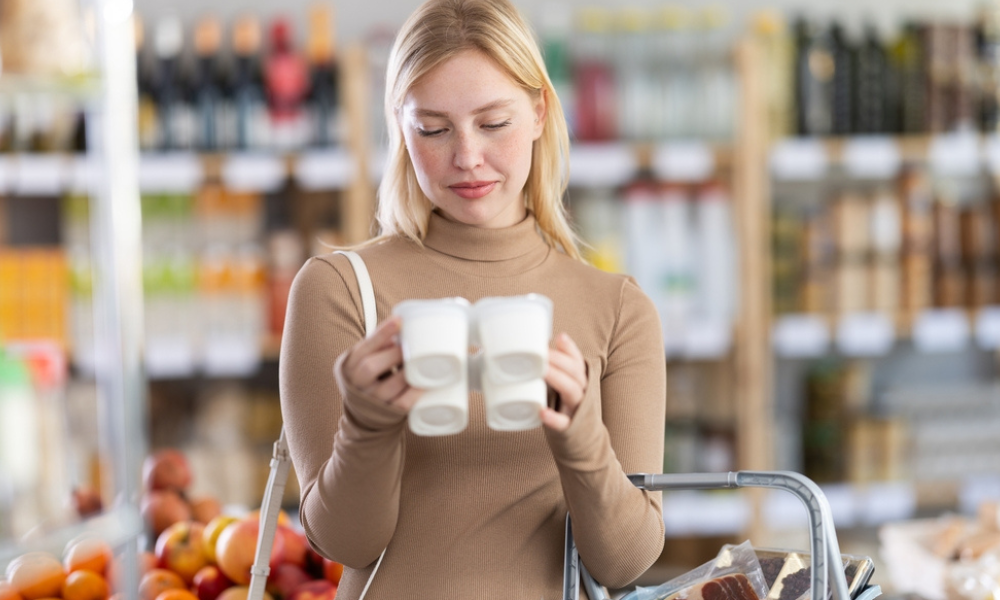 Esta imagem retrata uma cena cotidiana de compras, focada na escolha consciente de produtos.