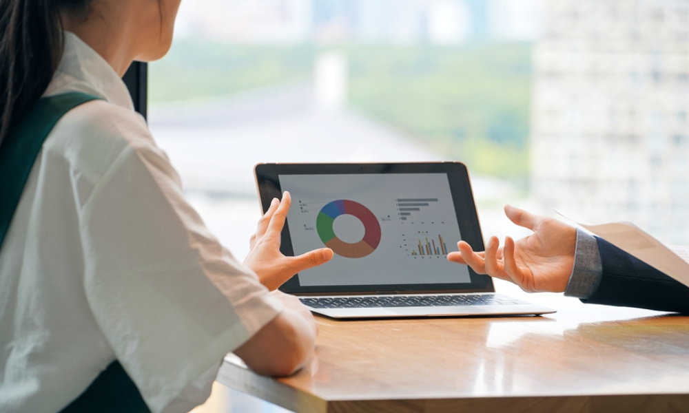 
Esta imagem foca na análise de dados e na comunicação estratégica dentro de um negócio. 