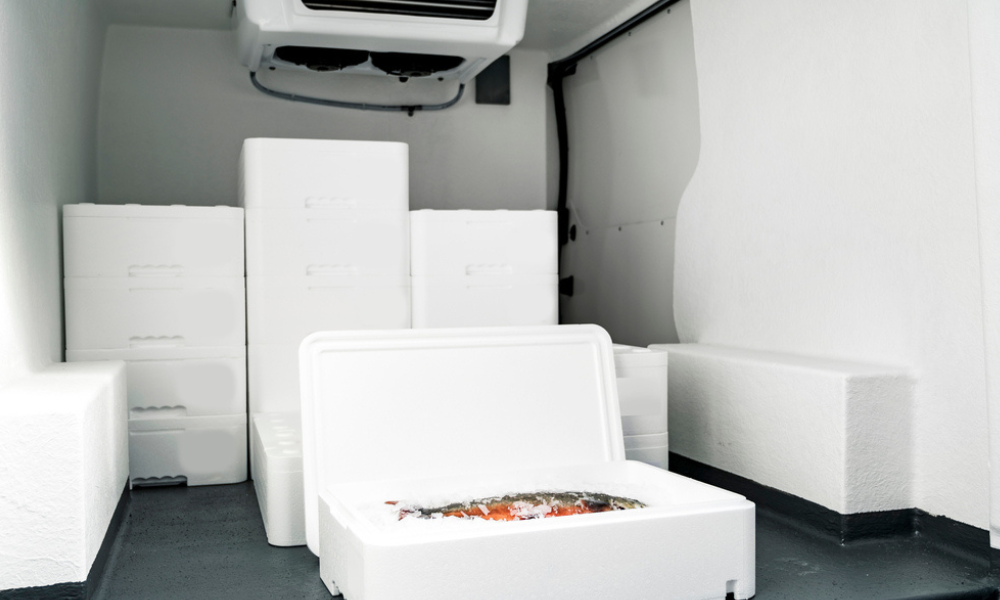 Esta imagem mostra o interior de um veículo de transporte de carga refrigerada.