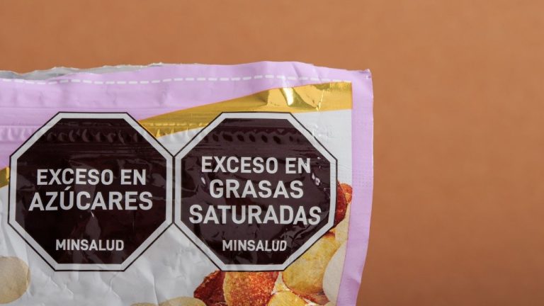 Colômbia propõe advertência para alimentos ultraprocessados na parte frontal da embalagem
