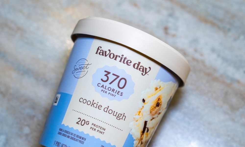 A embalagem da marca Favorite Day destaca:
Contagem de calorias: "370 calorias por pote".