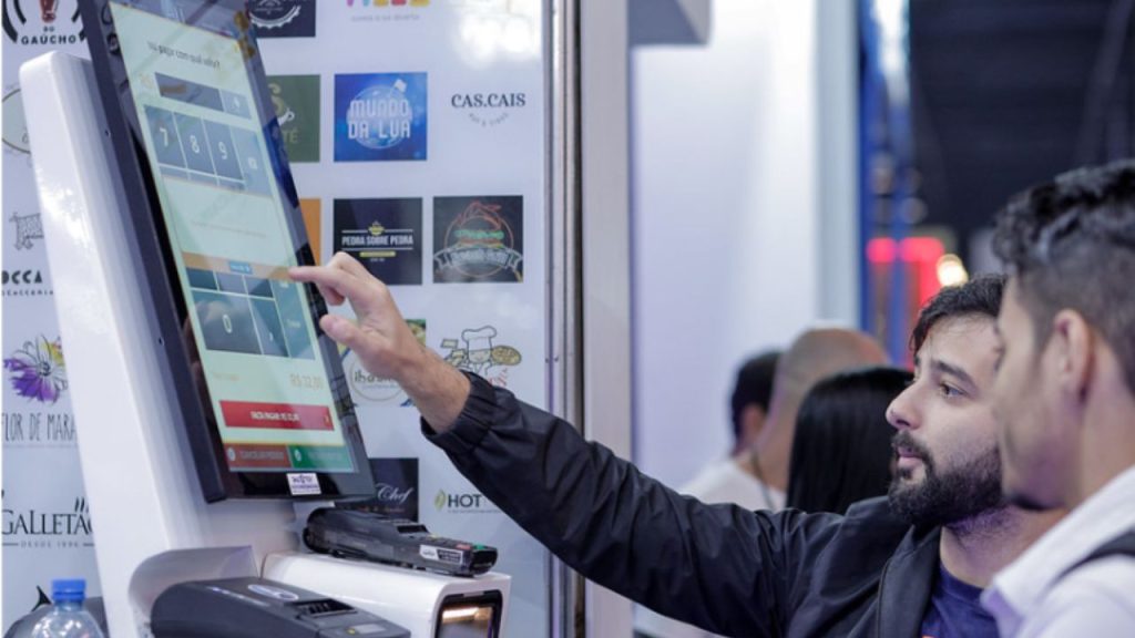 Tecnologia embarcada acelera transformação operacional no food service 