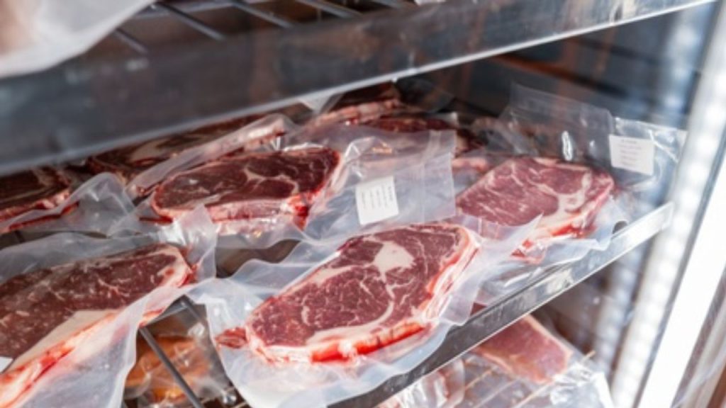 Linhas inteligentes de embalagem elevam eficiência e reduzem perdas na indústria de proteína animal