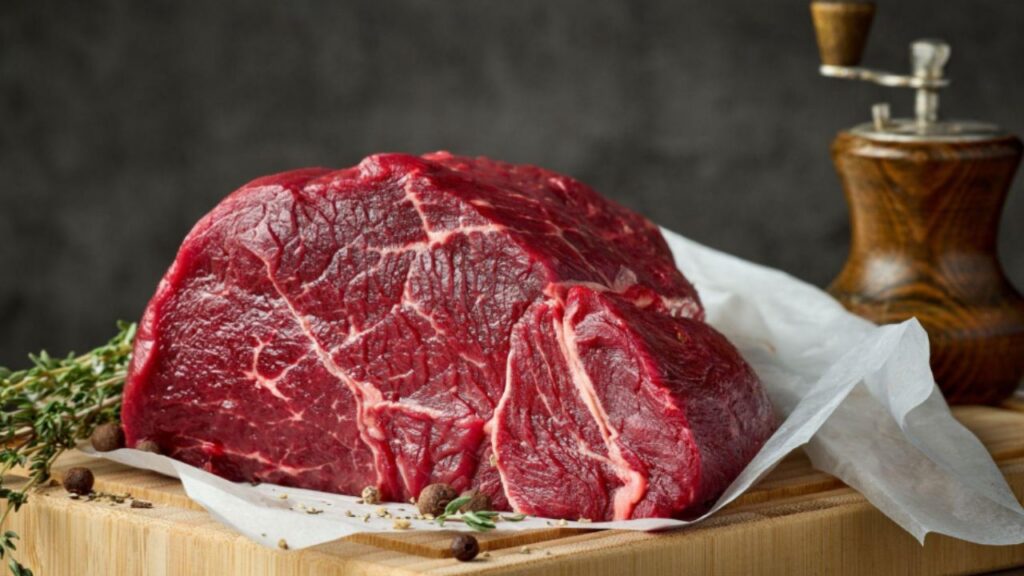 Conservantes naturais para carnes: aprenda como reduzir aditivos