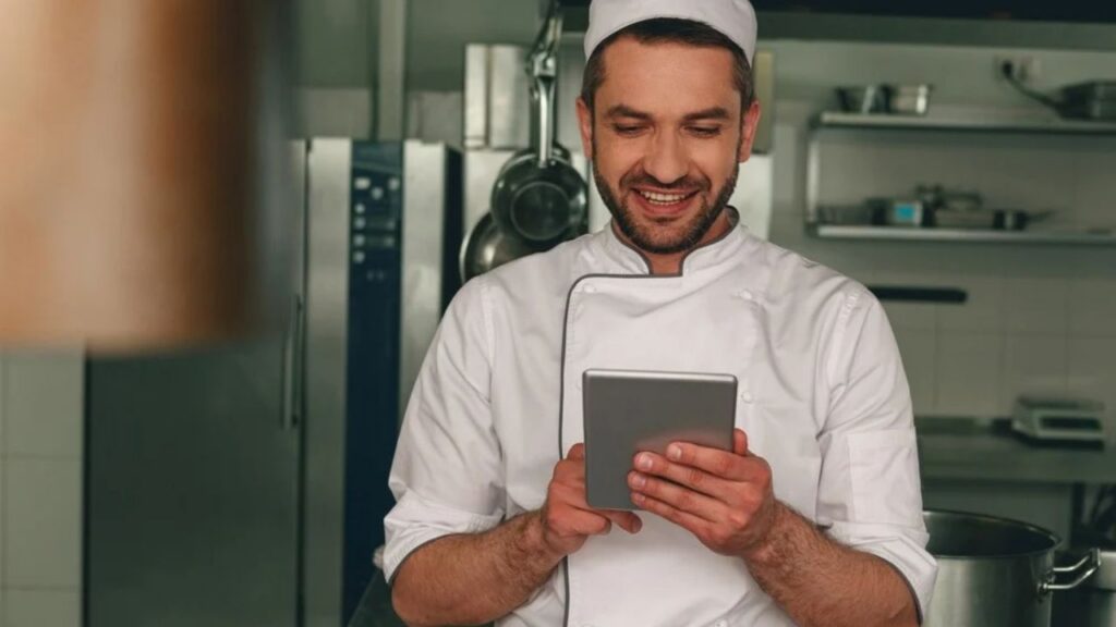 Como ampliar a eficiência no food service? TOTVS aposta em IA, automação e gestão efetiva