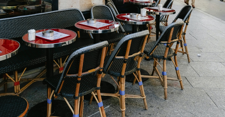 Mobiliário para áreas externas faz sucesso em negócios de alimentação