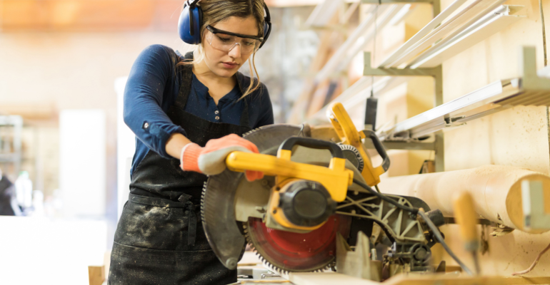 Entenda como melhorar a gestão de pessoas e a capacitação na marcenaria