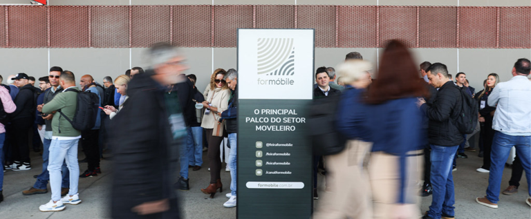 Movimentação de visitantes na Fiera ForMóbile, maior evento da indústria moveleira na América Latina