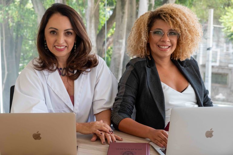 Bete Marin, a esquerda, e Camilla Alves, fundadoras da MV Marketing