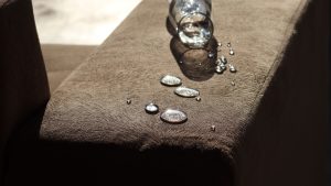 Móvel estofado com tratamento impermeabilizante