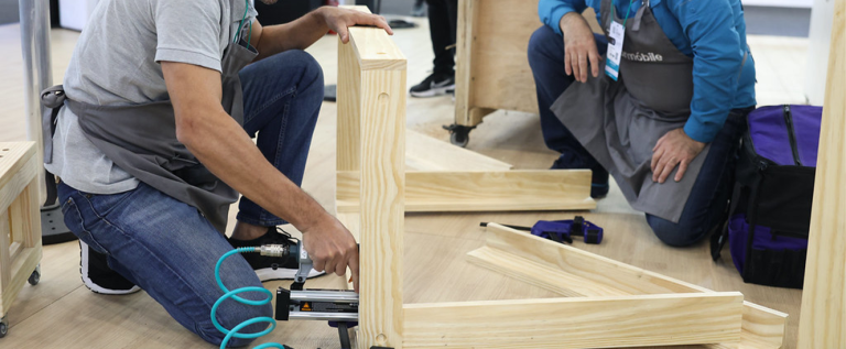 Marceneiros trabalhando em projeto de bancada de marcenaria no Espaço Maker da ForMóbile