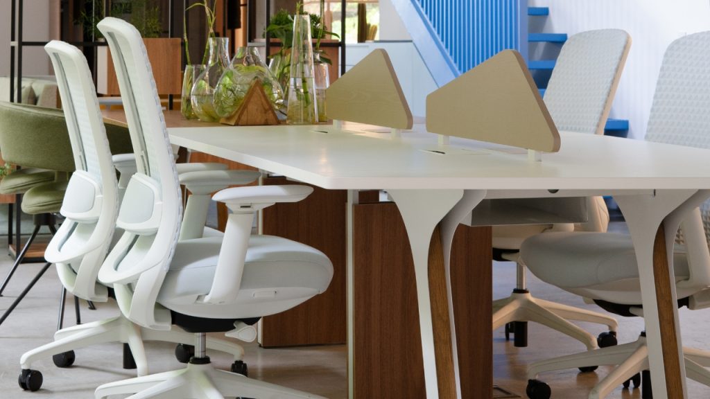 Mobiliário corporativo com propósito, sem perder a ergonomia
