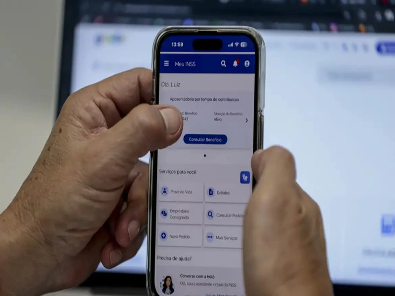 pessoa mostrando a tela do celular com o aplicativo meu inss aberto, proporcionado pela lei do governo digital