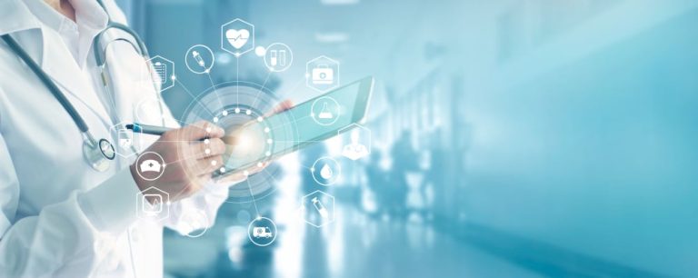 médico aproveita a transformação digital na saúde e anota o diagnóstico em um tablet