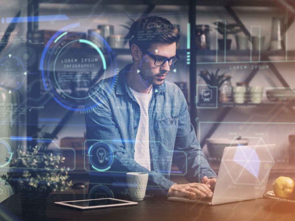 funcionário buscando quais inteligências artificiais existem pelo notebook