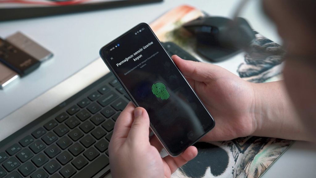 pessoa utiliza uma das soluções de pagamento online com biometria através do celular