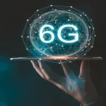 pessoa com a mão segurando um símbolo da tecnologia 6g