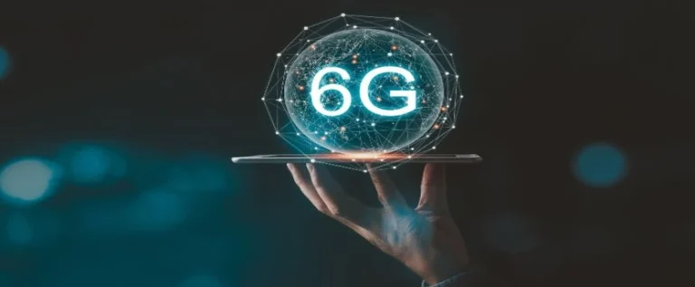 pessoa com a mão segurando um símbolo da tecnologia 6g