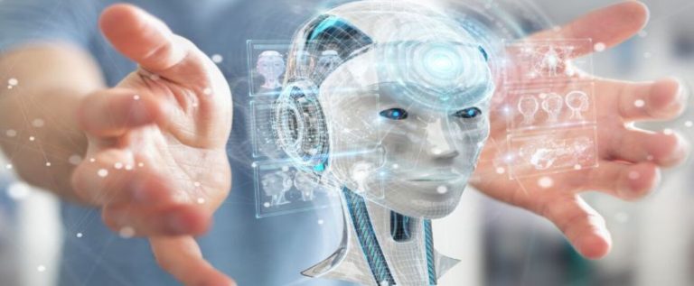 pessoa com mãos envolta de cabeça de um dos tipos de inteligências artificiais