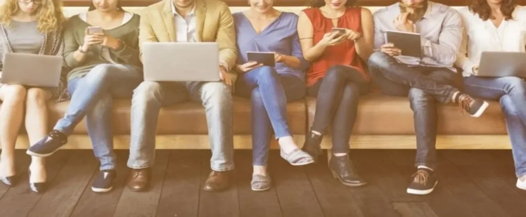 Quais são os benefícios da conectividade global para a população?