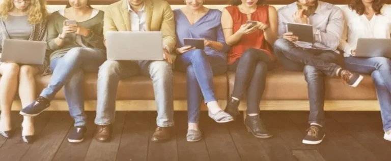 jovens conectados aproveitando os benefícios da conectividade global