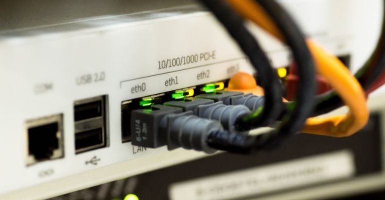 Protegendo Nossos Rastros Digitais Um Apelo à Consciência na Era Digital.jpg