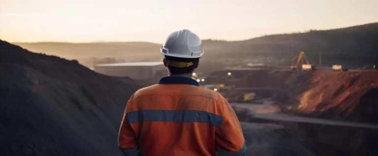 gestor de mineradora visualiza espaço de trabalho e cogita uma das aplicações da inteligência artificial na mineração