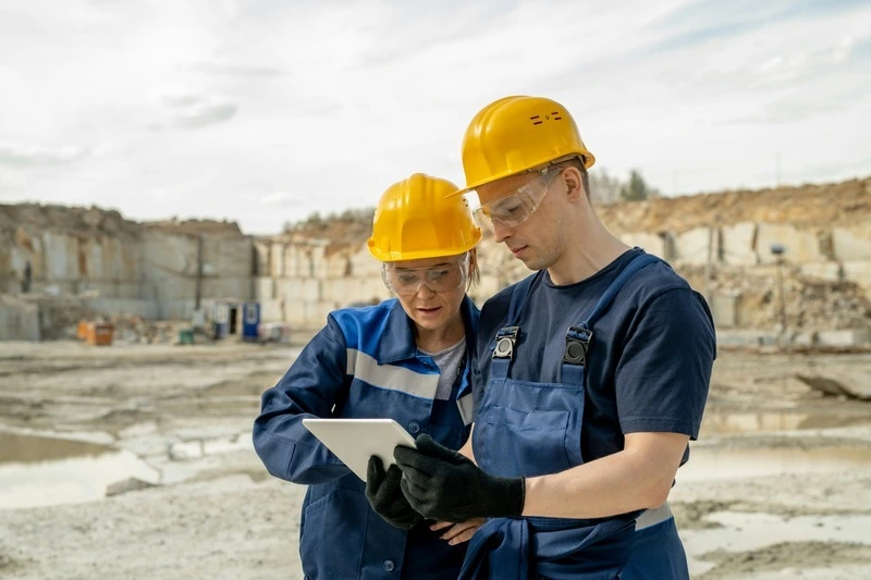 funcionários utilizando o tablet para usar uma das aplicações da inteligência artificial na mineração