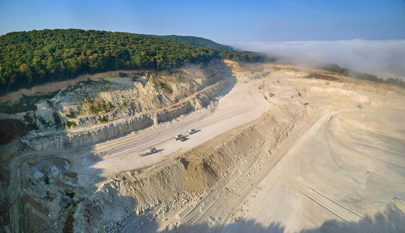 indústria de minério que usa tecnologias para mineração sustentável vista de cima