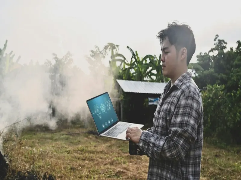 homem usa notebook com inteligência artificial e mudanças climáticas